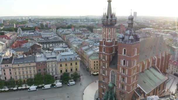 在克拉科夫美丽的夏日早晨 无人机飞过圣玛丽大教堂 — 图库视频影像