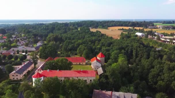 Luchtfoto Van Alsunga Village Zomer Met City Panorama Livonian Order — Stockvideo