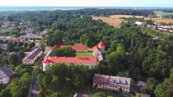 Luchtfoto Van Alsunga Village Zomer Met City Panorama Livonian Order — Stockvideo