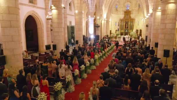 Католическая Церемония Бракосочетания Начальном Соборе Америке Высокий Угол — стоковое видео