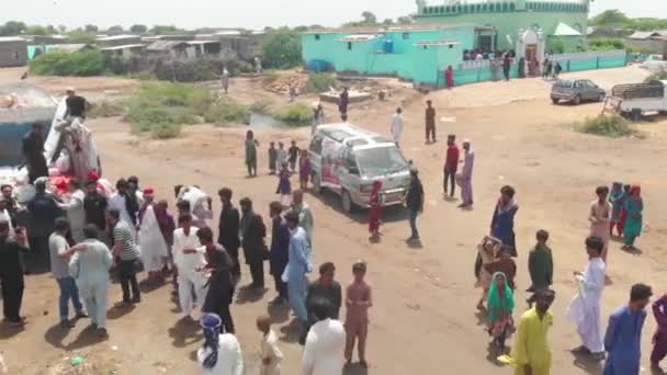 Özönvíz Áldozatairól Készült Kép Egy Segélyjárműből Gyűjt Élelmet Sindh Ben — Stock videók
