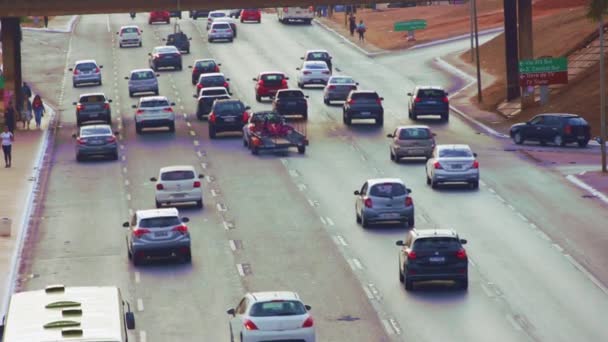 巴西巴西利亚繁忙的高速公路上的汽车 慢动作 — 图库视频影像