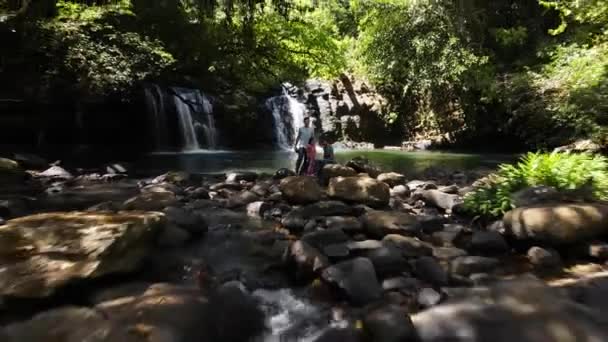 Збільшення Повітря Дрейфує Від Родини Шукачів Пригод Водоспаді Коста Рика — стокове відео