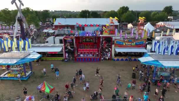 사회는 박람회에서 미니볼 아케이드 놀이를 즐긴다 야외로 비행기 — 비디오