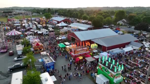 在美国农村的户外狂欢节上 食品店出售法国薯条 国家游乐场空中景观 — 图库视频影像
