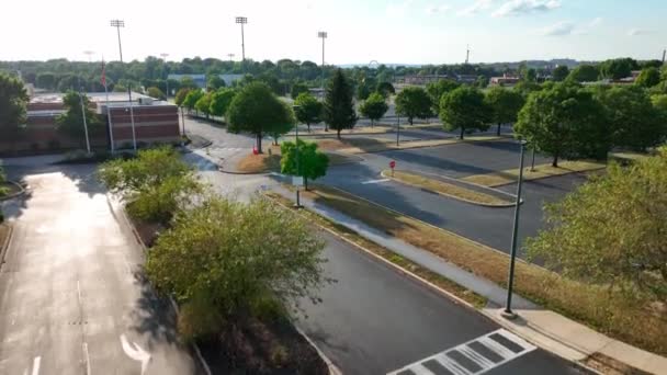 Teken Hershey High School Amerikaanse Vlag Luchtopname Van Lege Parkeerplaats — Stockvideo