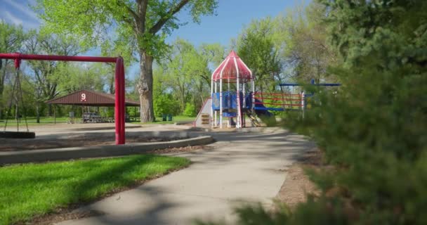 Einem Sonnigen Tag Sertoma Park Bismarck North Dakota Hinter Büschen — Stockvideo