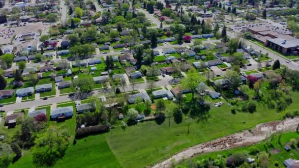 Vlieg Het Prachtige Stadslandschap Met Huizen Wegen Een Zomerse Dag — Stockvideo