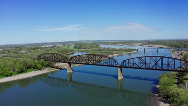 夏にはミズーリ川に架かる鉄道橋 ビスマルク ノースダコタ州 航空路 — ストック動画