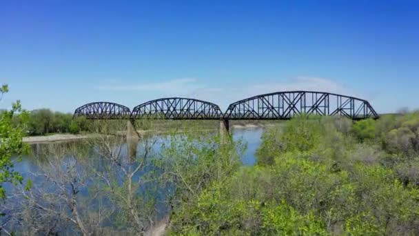 Aerial Rise View Railway Metal Bridge Missouri River Bismarck City — стокове відео