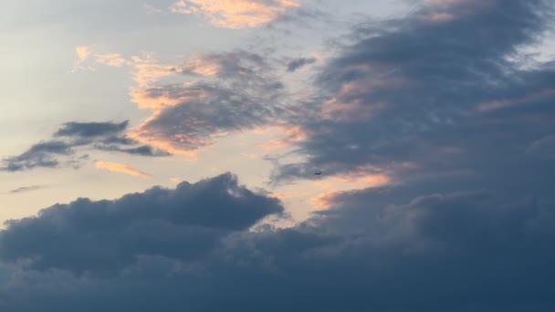 Silueta Avión Volando Nubes Dramáticas Durante Atardecer Disparo Desde Suelo — Vídeos de Stock