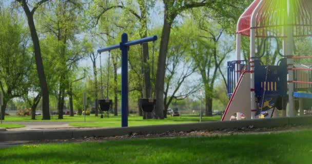 Een Paar Lege Peuter Emmervleugels Met Kettingen Kids Playground Bismarck — Stockvideo