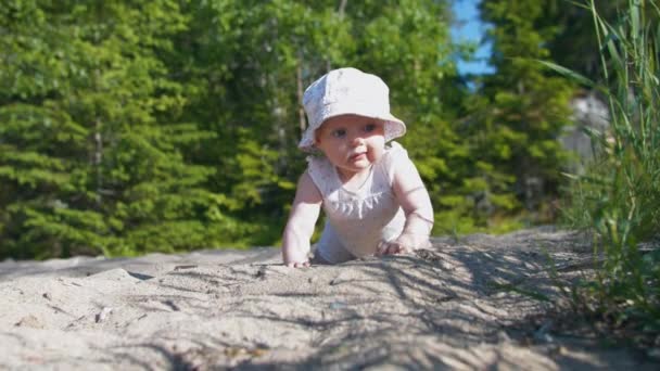 Criança Bebê Bonito Rastejando Brincando Areia Livre — Vídeo de Stock