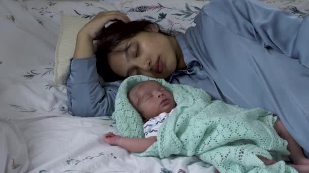 Mladá Asijská Matka Spí Vedle Svého Novorozeného Syna Zabalené Pletená — Stock video