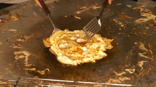 Chef Flips Frutos Mar Oyster Omelette Com Espátula Comida Gordurosa — Vídeo de Stock