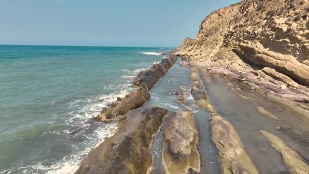 Drohnenaufnahmen Von Felsiger Küste Mit Kleinen Wellen Und Sonnenlicht Wunderschönen — Stockvideo