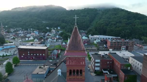 Campanile Della Chiesa Orbita Aerea Ripresa Johnstown Pennsylvania Città Rurale — Video Stock