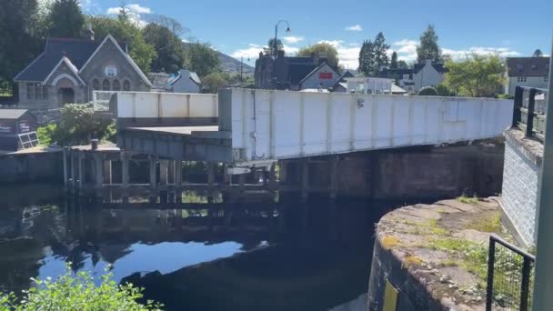 Hand Held Beelden Van Fort Athe String Bridge Opening Het — Stockvideo