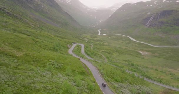 Bujné Horské Údolí Klikatá Cesta Vede Nahoru Horu Norsko — Stock video