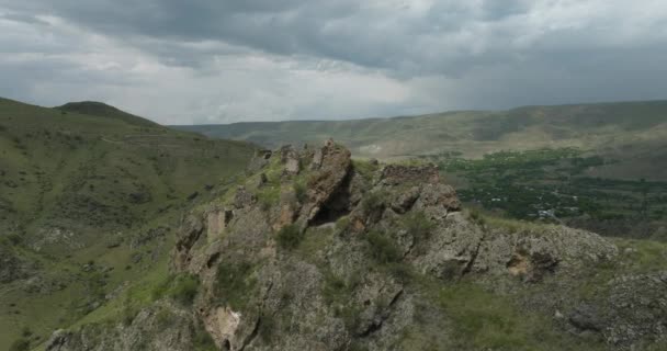 Luchtfoto Zijwegen Van Tmogvi Fort Ruïnes Heuveltop Tegen Bewolkte Lucht — Stockvideo