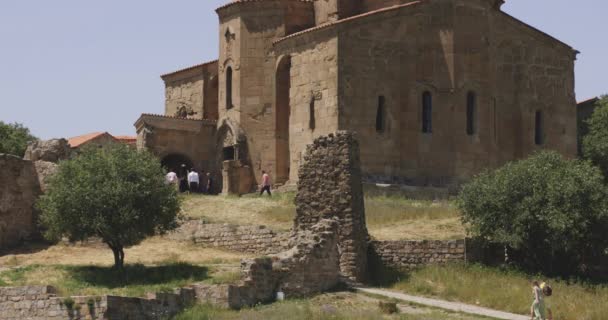 Los Turistas Que Visitan Histórico Monasterio Jvari Este Georgia Tiro — Vídeos de Stock