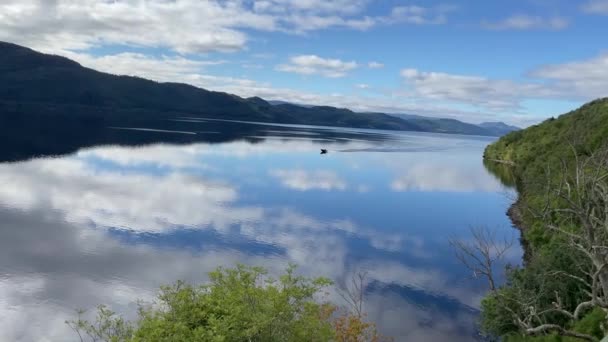 Tracking Shot Van Een Klein Enkelvoud Vissersvaartuig Zeilen Loch Ness — Stockvideo