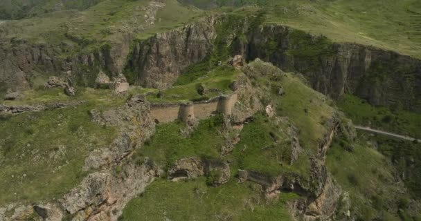 Исторические Стены Крепости Тмогви Скалистых Горах Самцхе Джавахети Грузия Воздушный — стоковое видео