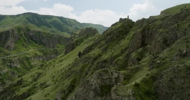 Montañas Empinadas Los Alrededores Fortaleza Tmogvi Sitio Arqueológico Georgia Aerial — Vídeos de Stock