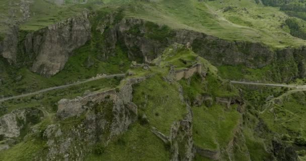 Vista Impresionante Fortaleza Tmogvi Erigida Las Montañas Escarpadas Georgia Aerial — Vídeos de Stock