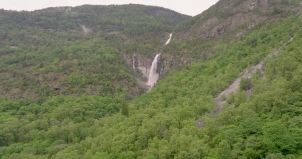 Stodnafossen Cachoeira Noruega Belo Drone Aéreo Verde Exuberante — Vídeo de Stock