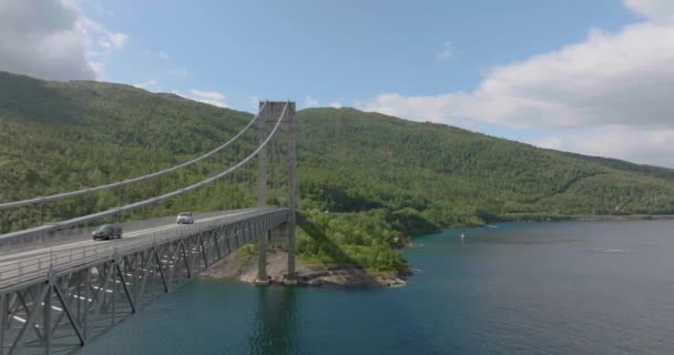 Vista Aérea Cercana Del Puente Colgante Acero Con Cruce Vehículos — Vídeos de Stock