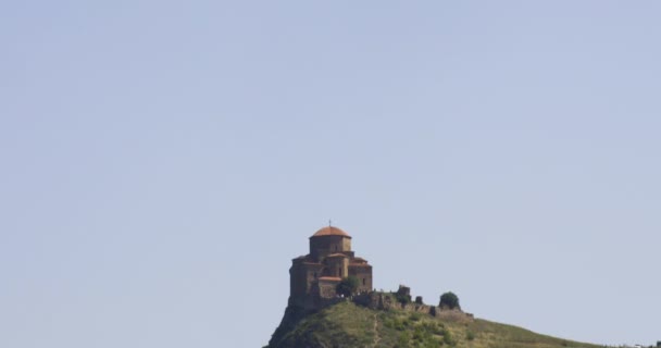 Monasterio Georgiano Jvari Cima Una Montaña Georgia Inclinar Hacia Abajo — Vídeo de stock