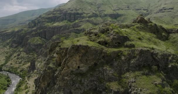 Montañas Escarpadas Que Elevan Sobre Río Mtkvari Cerca Fortaleza Tmogvi — Vídeos de Stock
