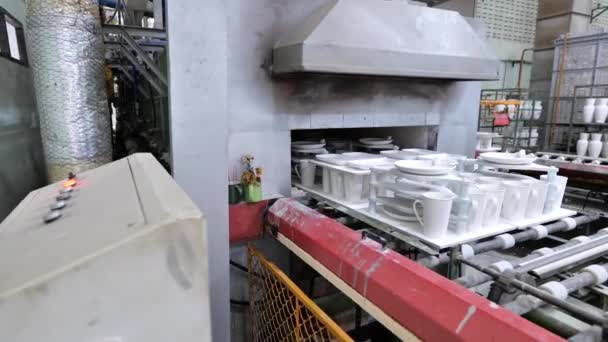 Produto Cerâmico Branco Seco Correia Forno Close — Vídeo de Stock