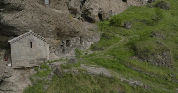 建築構造と修道院ヴァニス クバベビの洞窟の町で小コーカサスで グルジア — ストック動画