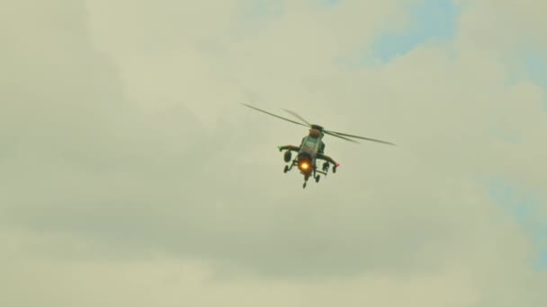 Helicóptero Reconocimiento Militar Tiger Vuela Hacia Banca Cámara Izquierda Derecha — Vídeos de Stock
