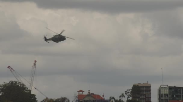 Gran Helicóptero Del Ejército Vuela Sobre Horizonte Ciudad Día Nublado — Vídeos de Stock