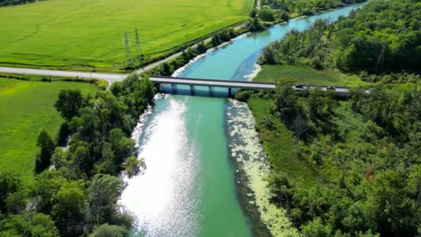 农村地区小河上的普通混凝土小桥 — 图库视频影像