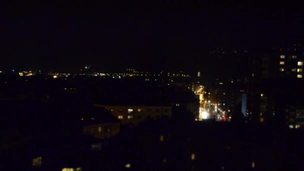 밤에는 도시의 미니어처 장치가 작동하고 차들이 지나며 거리와 집들이 조명을 — 비디오