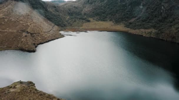 Спокійні Води Озера Сценічних Гір Національному Парку Каямбе Кока Еквадор — стокове відео