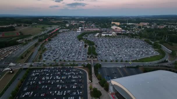 Hershey Paの屋外カントリーコンサート 日没時に多くの車と駐車場の空中ビュー — ストック動画