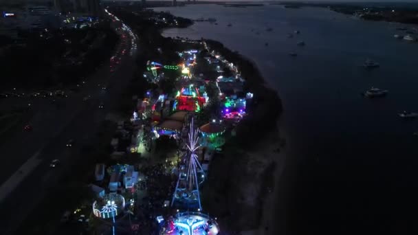 Bunte Fahrgeschäfte Erhellen Die Nacht Auf Einem Festplatz Strand Luftaufnahme — Stockvideo