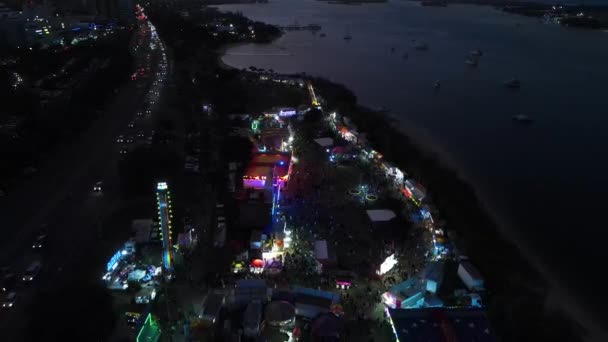 Παραθαλάσσιο Καρναβάλι Φωτίζει Νύχτα Πολύχρωμες Βόλτες Λούνα Παρκ Αεροφωτογραφία — Αρχείο Βίντεο