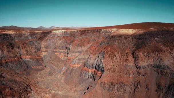 Ember Szélén Nagy Kráter Feltűnő Vörös Geológia Halál Völgy Légi — Stock videók