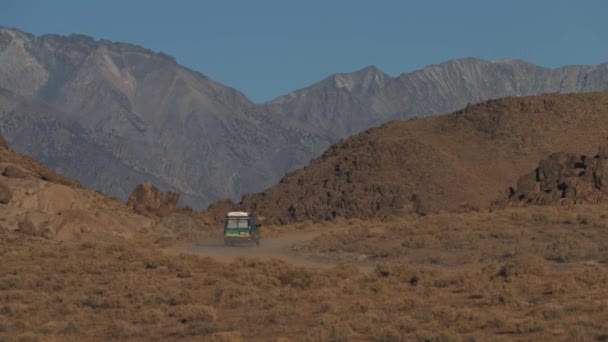 Minibüs Alabama Hills Lone Pine California Kurak Çöl Yolunda Gidiyor — Stok video