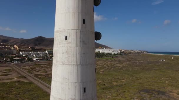 Luftaufnahme Einem Sonnigen Tag Des Morro Jable Leuchtturms Der Senkrecht — Stockvideo