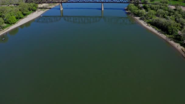 Flying Missouri River Tilting See Historic Steel Railway Bridge Bismarck — Stockvideo