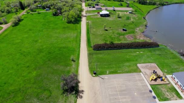 School Huizen Met Groene Velden Buurt Van Het Meer Een — Stockvideo