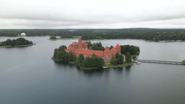 Luchtopname Van Het Trakai Kasteel Omringd Door Bomen Boven Het — Stockvideo