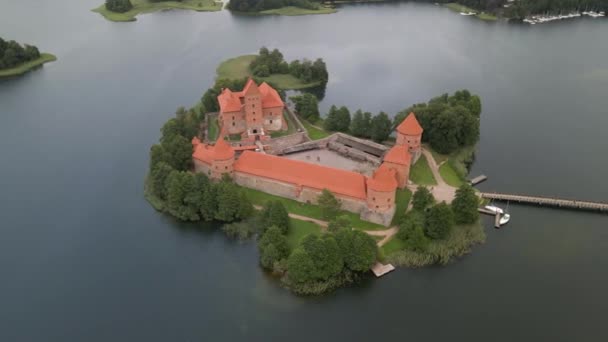 Luchtopname Van Het Trakai Kasteel Omringd Door Bomen Boven Het — Stockvideo